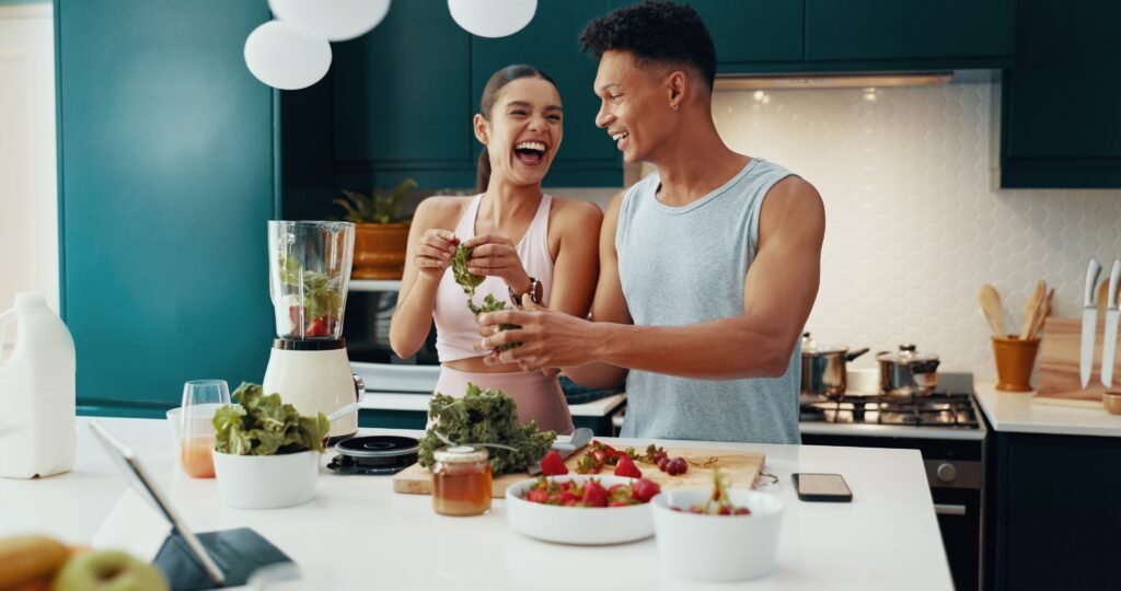 couple cuisinant ensemble complicité relation amour cuisine